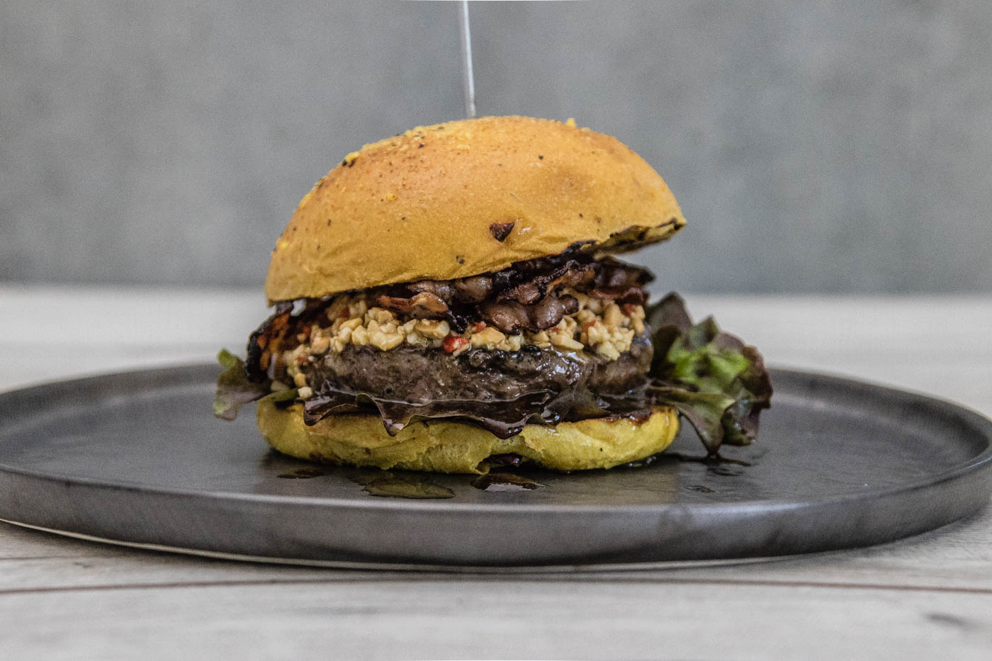 Dry Aged Burger Mit Cashew Chili Pesto Grill BBQ Blog BBQlicate De