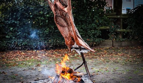 Asada Spanferkel über offener Glut