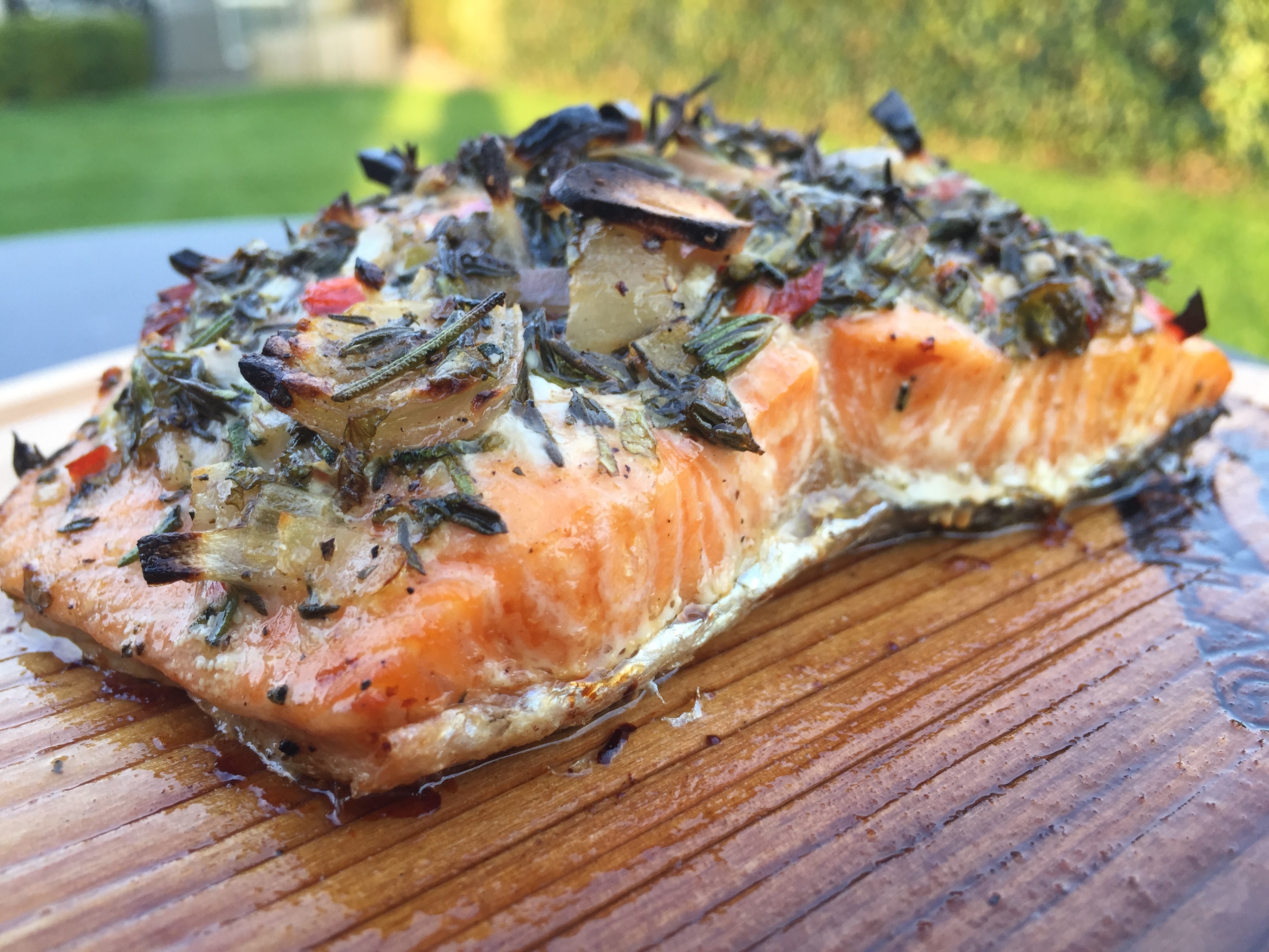 Lachs Mit Kräuterkruste Von Der Holzplanke | BBQlicate